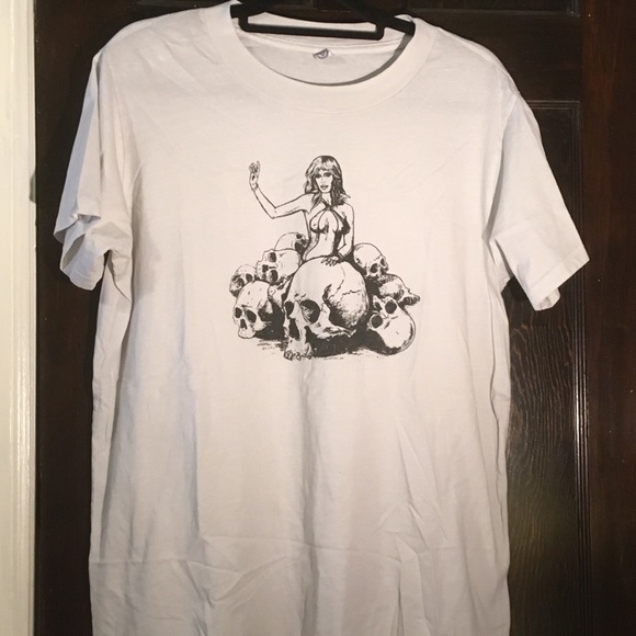 Local Boogeyman Vampirella/Skulls T-shirt - Picture 2 of 3